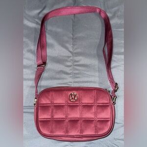 Lululemon Crossbody Camera Bag 2L
Quilted Velour ( excellent condition)